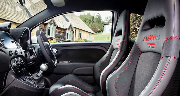 Abarth 595 2019 interior (3)