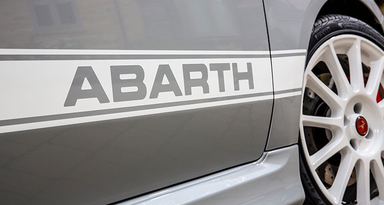 Abarth 595 2019 side (5)