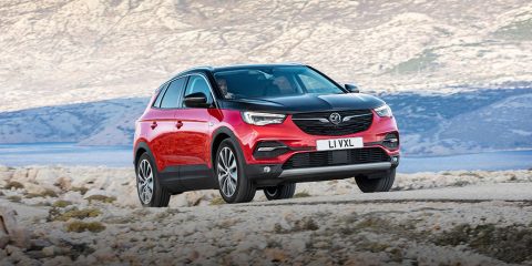 Vauxhall Grandland X Hybrid4 front side 2