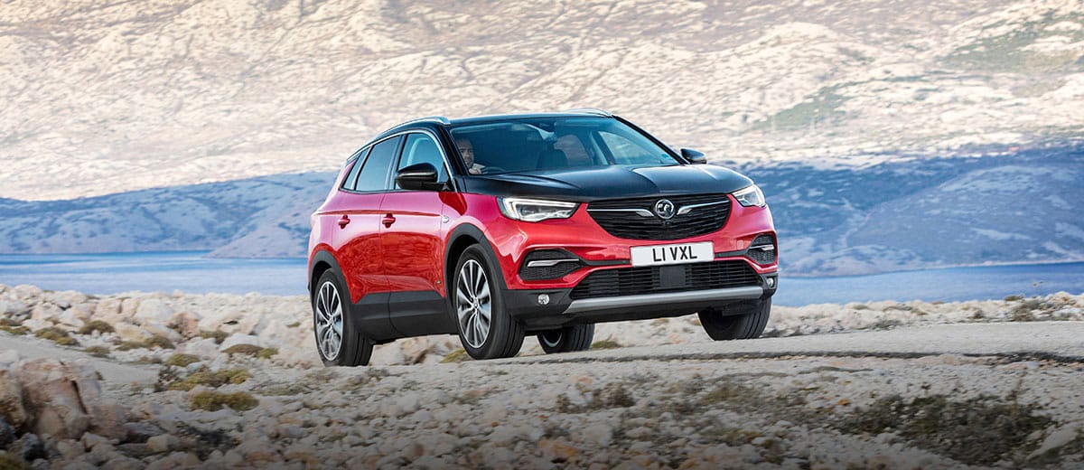 Vauxhall Grandland X Hybrid4 front side 2