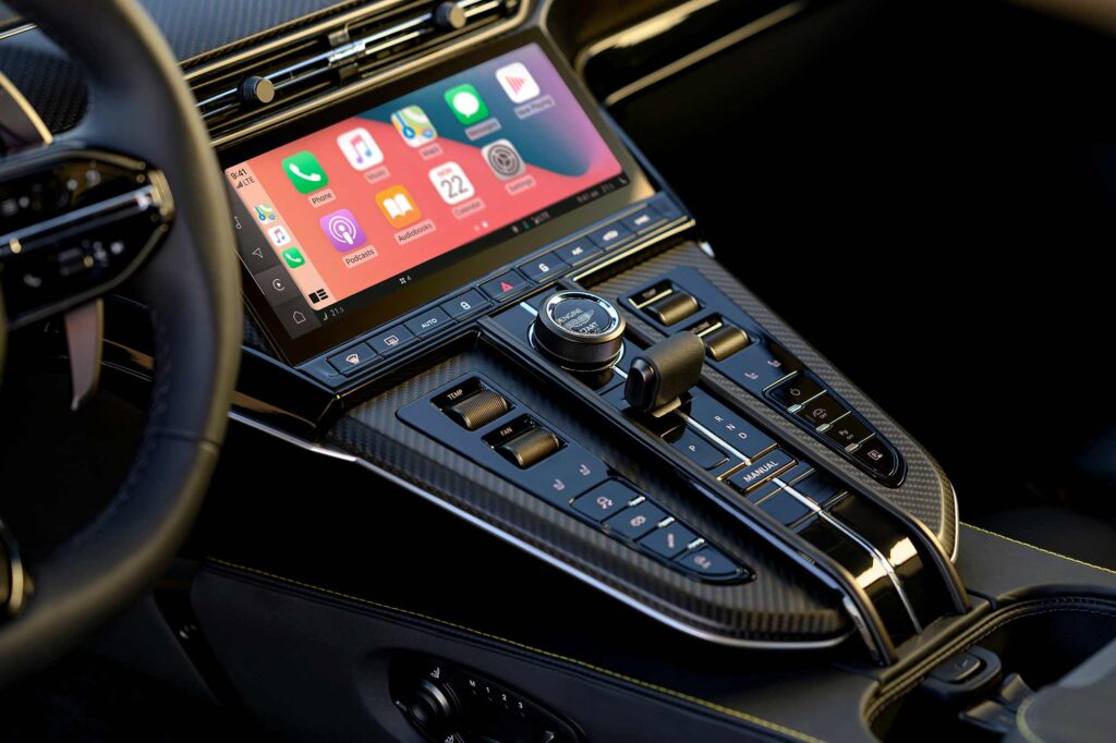 Aston Martin Vantage 2024 features a 10.25" touchscreen